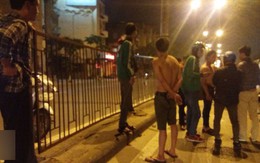 Hà Nội: Sau cú tạt đầu kinh hoàng, nam thanh niên đâm bật tung dải phân cách bằng sắt