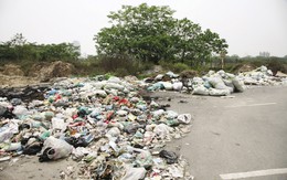 Nhiều điểm trên Đại lộ Thăng Long thành nơi chứa rác thải