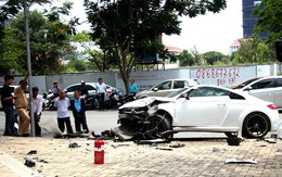 Xế hộp Audi nát đầu sau tai nạn ở khu Phú Mỹ Hưng