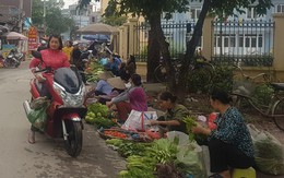 Vỉa hè nhiều nơi ở Hà Nội – như chưa hề có cuộc… ra quân (2): Họp chợ ngay dưới biển cấm