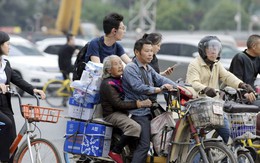 Giữ trọn phận làm con, người giao hàng chở mẹ già trên xe đạp suốt 7 năm, vừa làm việc lại tiện chăm sóc