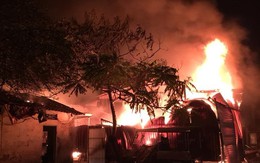 Xưởng gỗ hàng trăm m2 bốc cháy dữ dội trong đêm ở Hà Nội