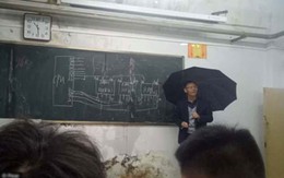 Thầy giáo vừa che ô vừa giảng bài trong lớp dột