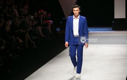 Thủ môn Bùi Tiến Dũng lần đầu trổ tài trình diễn catwalk tại VIFW, khiến đám đông khán giả vỡ òa