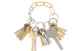 Chiếc vòng tay Balenciaga trông như chùm chìa khóa nhà nhưng lại có giá "trên trời"