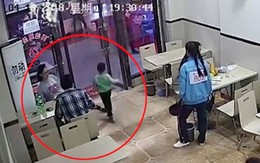 Bà bầu bị chỉ trích vì ngáng chân khiến bé trai ngã sấp