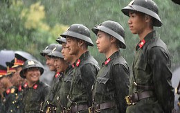 Xúc động hình ảnh ướt đẫm nước mưa của lực lượng an ninh ngày Giỗ Tổ