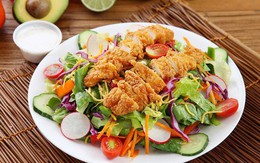 Nếu chọn ăn salad để giảm cân thì đừng bao giờ cho thêm 6 thứ này