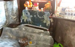 Hàng trăm người ùn ùn kéo đến thắp nhang cho cái lò dính chặt vào nền nhà bếp