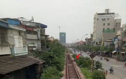 Hà Nội: Thanh niên gối đầu lên đường ray ngủ ngon lành khiến cả đoàn tàu phải dừng lại để gọi dậy