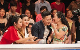 Vợ chồng Quốc Cơ - Hồng Phượng ôm chặt nhau khi tham gia gameshow