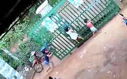 Thót tim hình ảnh hai bé gái bị cánh cổng sắt đè ngang người trong khi nô đùa