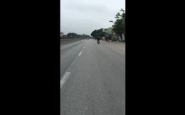 Thanh niên lái xe máy bằng chân bị cảnh sát triệu tập