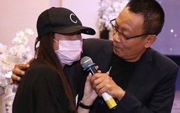 MC Lại Văn Sâm bất ngờ khi Lâm Vĩ Dạ đeo khẩu trang dự họp báo