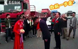 Sợ lỡ giờ lành, cô dâu chú rể bái đường ngay trên cao tốc