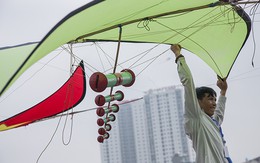 Người dân Thủ đô thảnh thơi vui chơi trong lễ hội thả diều ngay tại Hà Nội