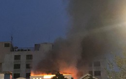 Cửa hàng quần áo trên phố Hà Nội cháy nổ kinh hoàng, nhiều người hoảng loạn