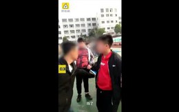 Nữ sinh Trung Quốc gây phẫn nộ vì dùng xấp tiền 'tát' bạn nam