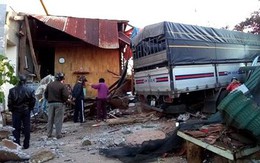 Xe tải tông sập căn nhà có 4 người đang ngủ