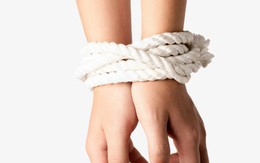 Cắt lỗ tai cô gái… trừ nợ