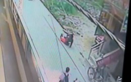 Nữ giáo viên bị đâm 20 nhát đến chết, đám đông đứng nhìn dửng dưng