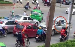 Tạm giữ tài xế xe bán tải đi ngược chiều, lùi xe cán một phụ nữ tử vong