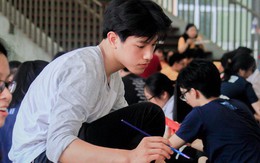 “Hot boy cầm bảng” trường Ams trổ tài vẽ tranh trong ngày hội thầy trò