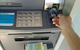 Ngân hàng sẽ ngừng tăng phí rút tiền nội mạng qua thẻ ATM theo chỉ đạo của NHNN