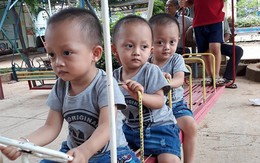 Ba cậu bé sinh ba tinh nghịch khiến mẹ trẻ 'muốn nổ tung'
