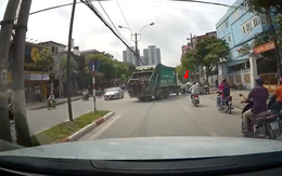 Hà Nội: Va chạm với xe rác đang quay đầu, người đàn ông thoát chết trong gang tấc