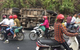 Xế hộp đối đầu xe tải kinh hoàng, 3 người thương vong