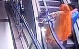Mải chụp ảnh, mẹ đánh rơi con từ thang cuốn tầng 3 xuống đất