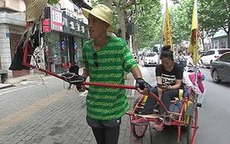 Chàng trai Trung Quốc kéo xe đưa bạn gái vượt 2.000 km đi ngắm biển