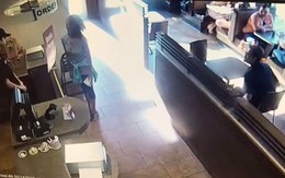 Bị từ chối không cho dùng toilet, người phụ nữ thả 'phẫn nộ' giữa quán cafe rồi bốc ném vào nhân viên