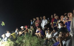 Người mẹ khóc ngất khi tìm thấy thi thể nam sinh 16 tuổi đuối nước