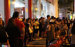 Xếp hàng nửa giờ mua sữa trân châu đường đen ở vỉa hè Sài Gòn
