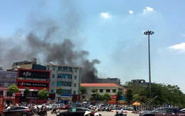 Hà Nội: Giữa trưa, dân náo loạn xô chậu xách nước dập lửa