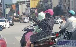 Hai chị ninja vác 'súng AK' tung hoành giữa đường phố Hà Nội