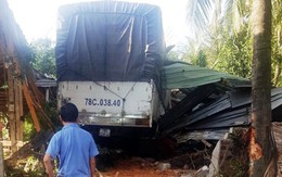 Xe tải lao sập nhà lúc đang ngủ, cả gia đình nhập viện