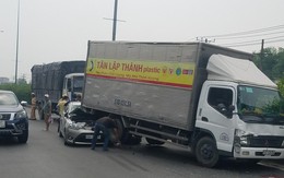 TP.HCM: 5 ô tô đâm liên hoàn, nhiều người may mắn bò ra khỏi cabin thoát chết