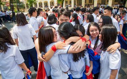 Nụ cười và nước mắt ngày ra trường của học sinh trường Lê Hồng Phong
