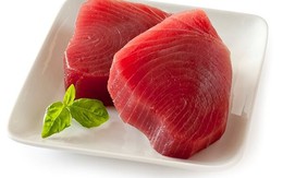 Từ vụ một phụ nữ suýt tử vong do ăn cá ngừ tự nấu, chuyên gia chỉ rõ những điều cần tuyệt đối tránh khi ăn