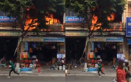 Cửa hàng cháy rừng rực, dân bỏ chạy tán loạn