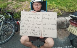 Du khách Hàn Quốc ôm bảng tìm hành lý bị mất cắp ở Mũi Né