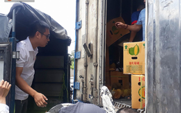 Bỏ tiền 'giải cứu' 17 tấn sầu riêng giữa trưa hè Hà Nội, người mua thất vọng với chất lượng thực tế: Tài xế lên tiếng