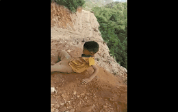 Clip trẻ em vùng cao Đồng Văn chơi cầu trượt trên vách núi dốc đứng