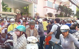 Hàng trăm phụ huynh Sài Gòn đưa con đi thi xếp lớp học thêm