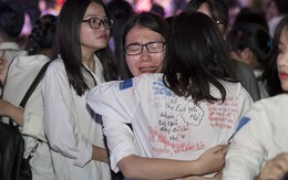 Những giọt nước mắt bịn rịn của teen Yên Hòa trong lễ tri ân