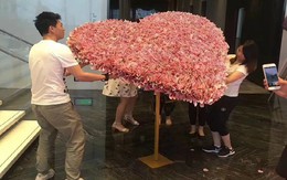 Chàng trẻ chơi trội tặng bạn gái trái tim kết từ hàng ngàn tờ tiền thật