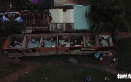 Sau cơn gió giật, nguyên dãy nhà trọ không còn mái